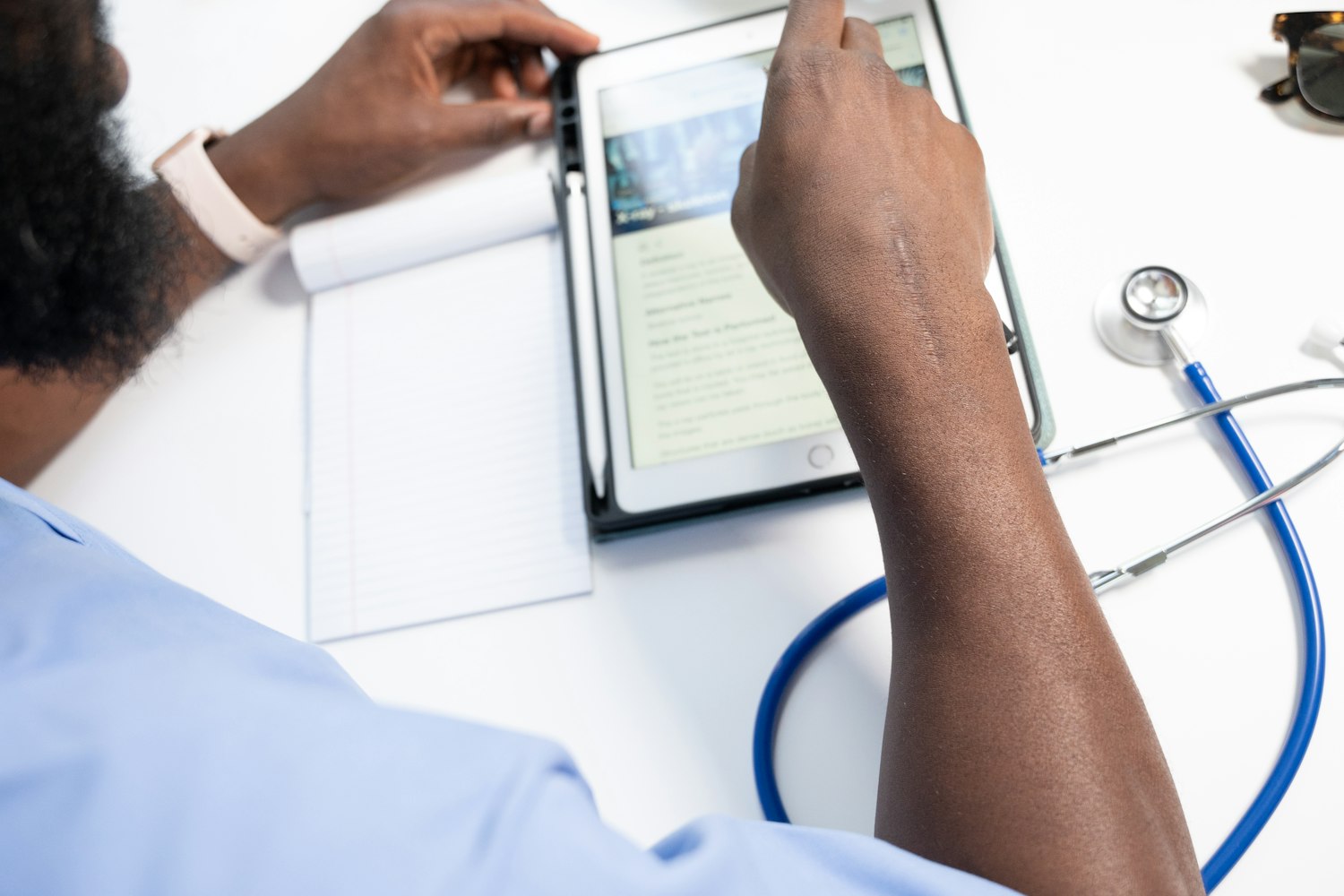 Equipe de saúde analisando dados em um tablet